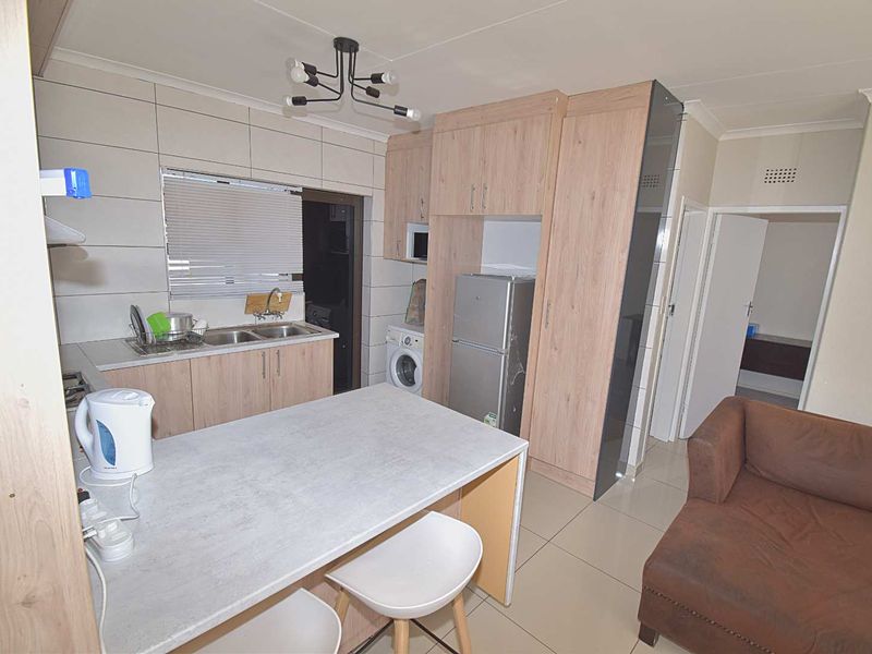 Beautiful modern home with a Cottage. - Photo 8