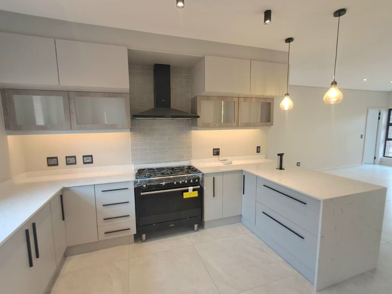 3 Bedroom Cluster in Brackenhurst - Photo 2