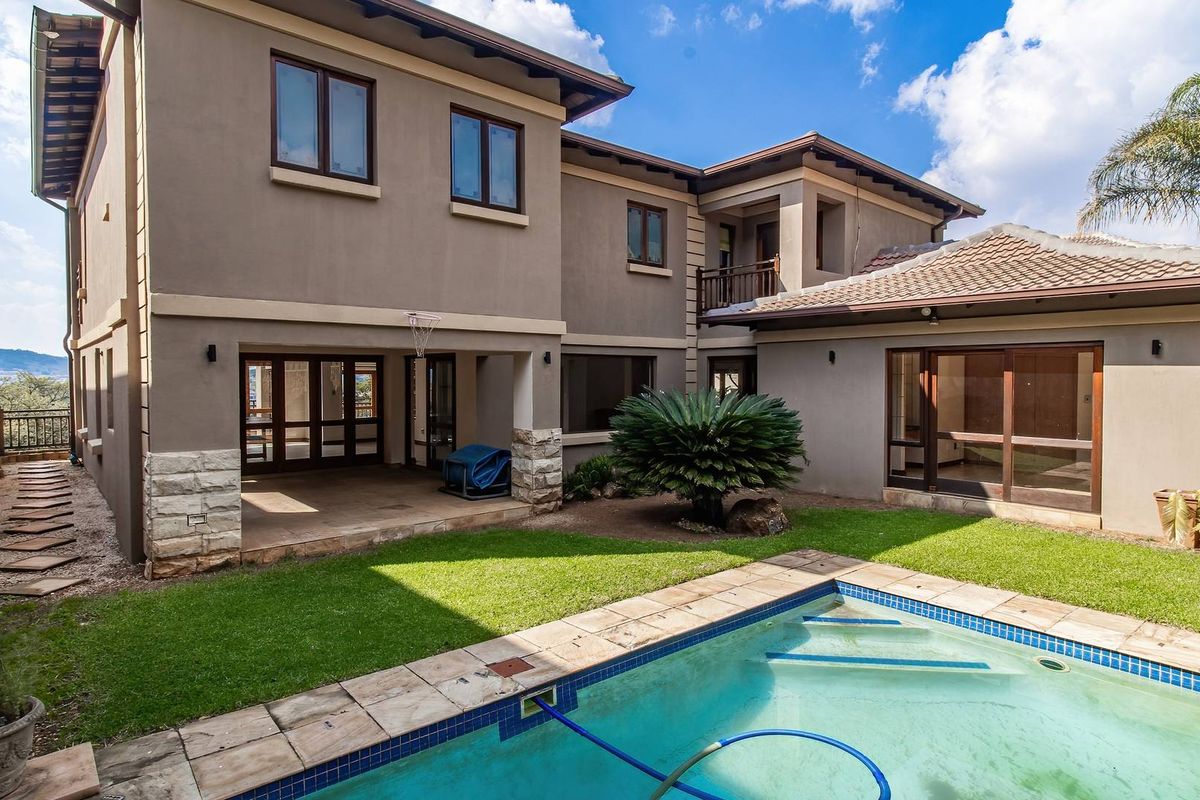 Expansive Luxury Living with Breathtaking Elevated Views - Photo 2