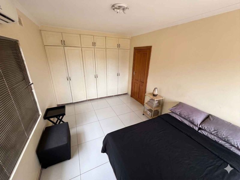 Elegant 4-Bedroom Double-Storey Home with Pool in Malvern - Photo 4