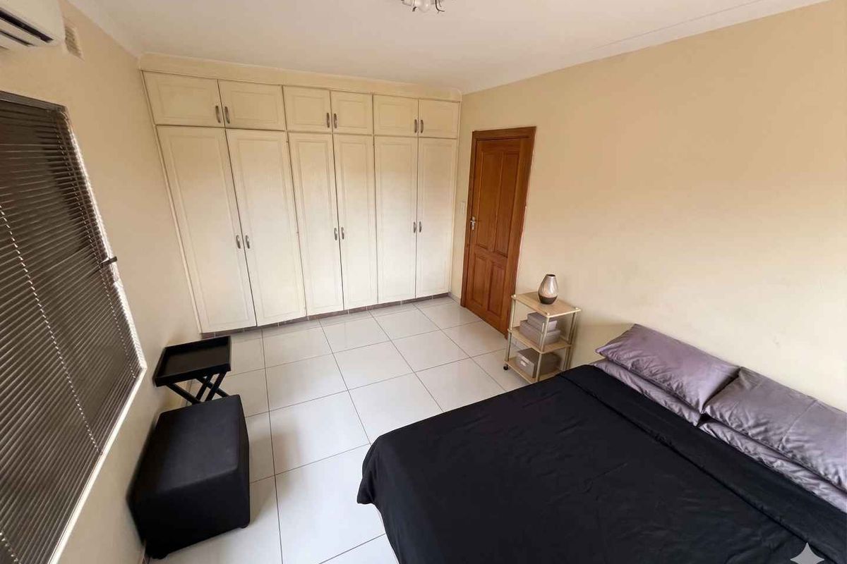 Elegant 4-Bedroom Double-Storey Home with Pool in Malvern - Photo 4