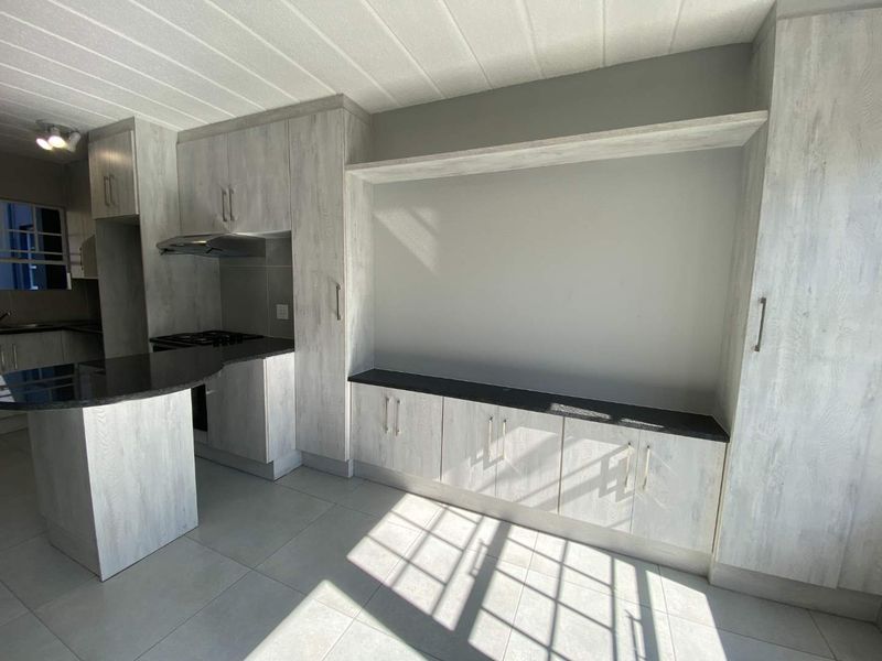 Beautifully Renovated Ground Floor Unit - Photo 4