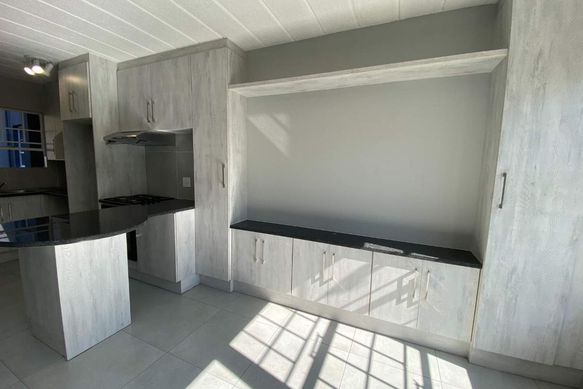 Beautifully Renovated Ground Floor Unit - Photo 4