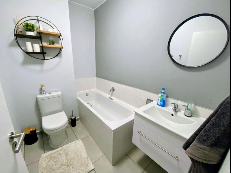 Modern, appealing & pet-friendly ground floor townhouse - Photo 8