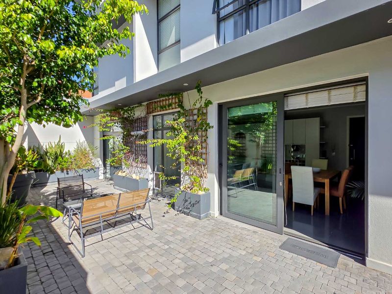 Pet friendly garden apartment in Green Point/Three Anchor Bay - Photo 5