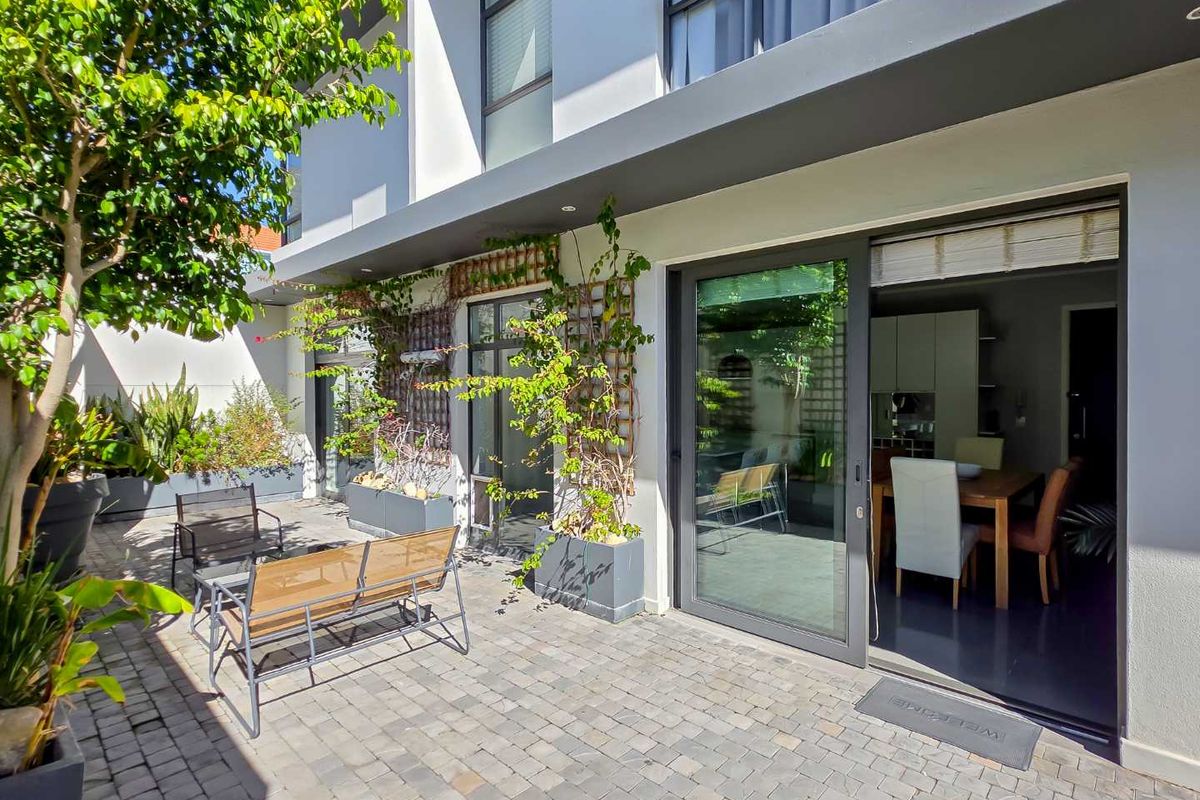 Pet friendly garden apartment in Green Point/Three Anchor Bay - Photo 5