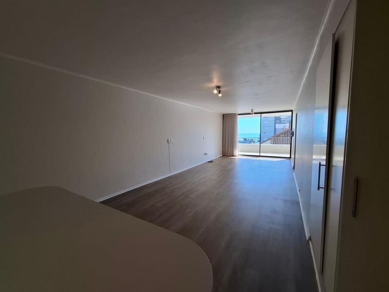 LONG TERM RENTAL - Large unfurnished  2 bedroom apartment in Piazza St John's - Photo 3