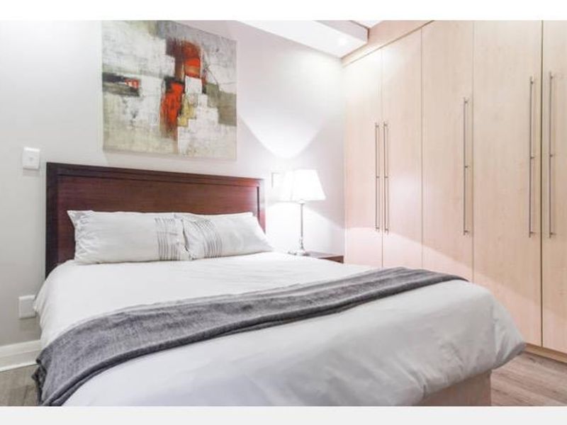 A STUNNING THREE BEDROOM FURNISHED PENTHOUSE - Photo 8