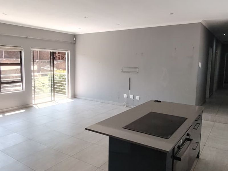 SPACIOUS  MODERN 3 BEDROOM 2 BATHROOM FIRST FLOOR  UNIT - Photo 8