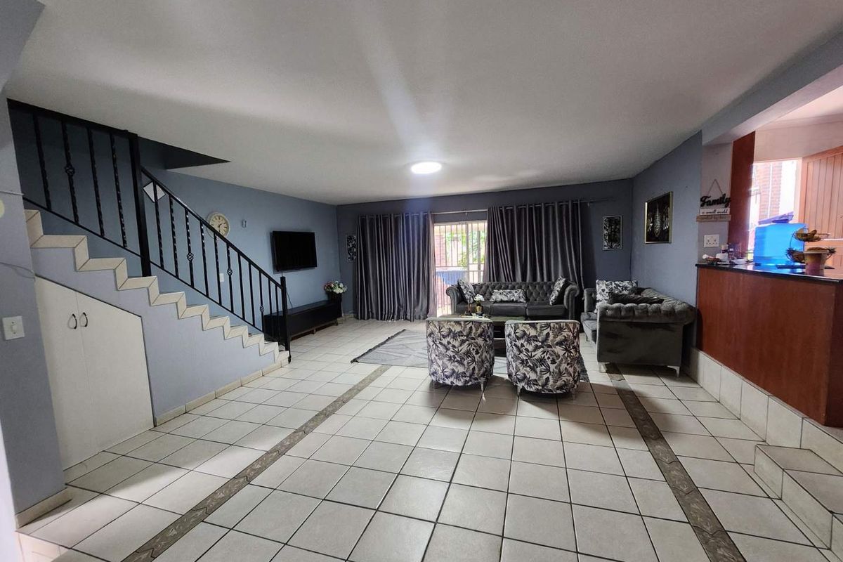 STUNNING HOME IN THE HEART OF OAKDENE - Photo 5