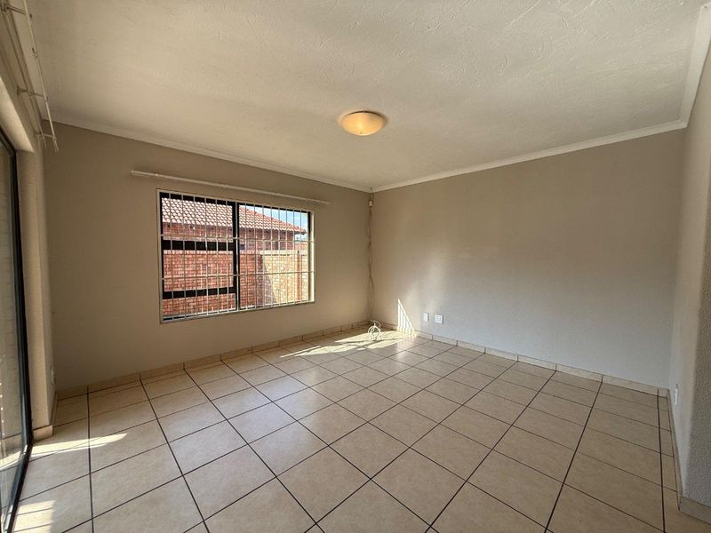 Perfect Lock-Up-and-Go Living in a Beautiful 3-Bedroom Simplex - Photo 3