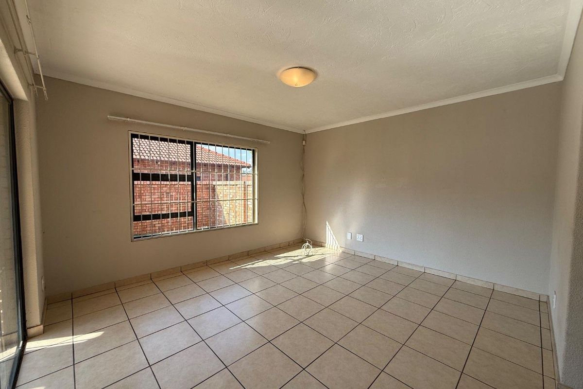 Perfect Lock-Up-and-Go Living in a Beautiful 3-Bedroom Simplex - Photo 3