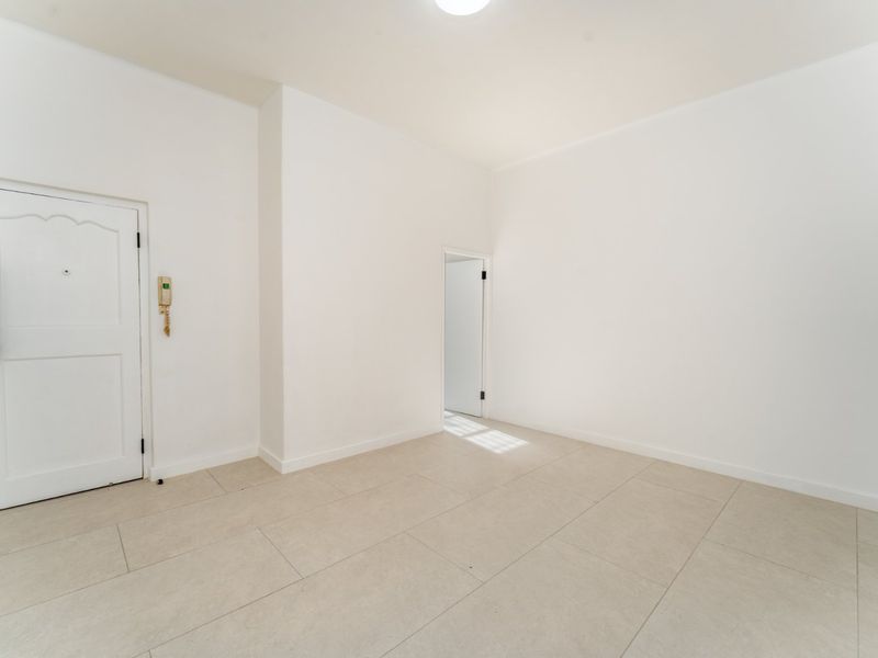 Stylish Renovated 2-Bedroom - Photo 2