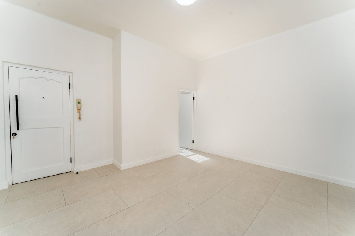 Stylish Renovated 2-Bedroom - Photo 2