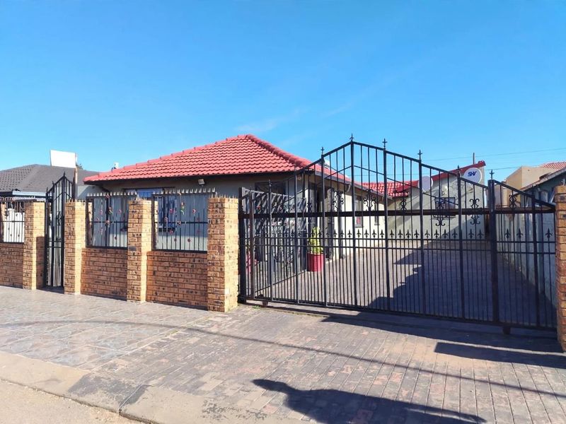 Spacious 5-Bedroom Family Home in a Secure Boomed-Off Area - Photo 1