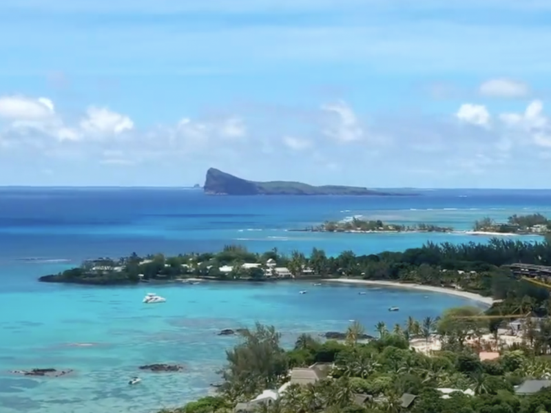 EXCLUSIVE FIRST FLOOR LIVING | PEREYBERE'S MOST COVETED ADDRESS - Photo 9