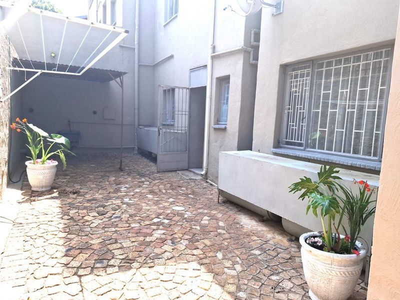 SPACIOUS GROUND FLOOR UNIT CLOSE TO ALL AMENITIES - Photo 4