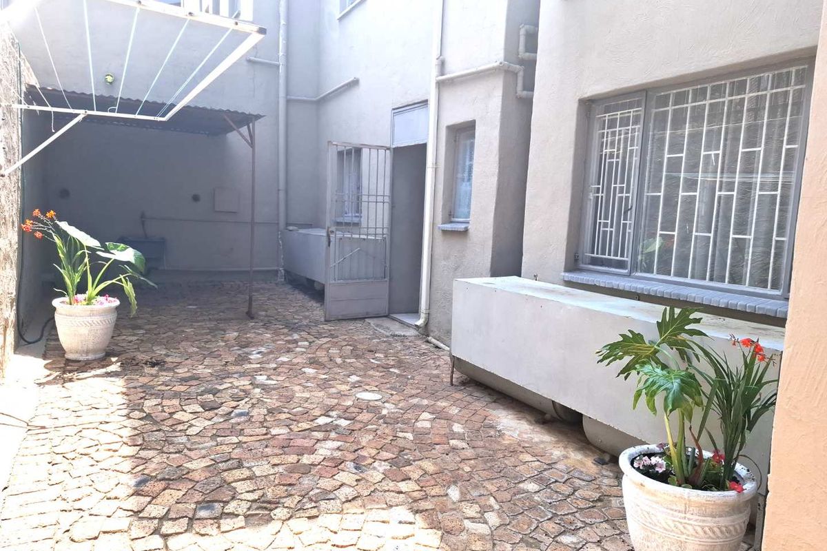 SPACIOUS GROUND FLOOR UNIT CLOSE TO ALL AMENITIES - Photo 4