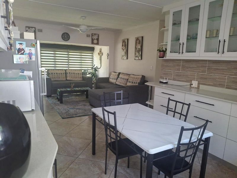 Modern Coastal Living in Villa Relax 2, Margate - Photo 10