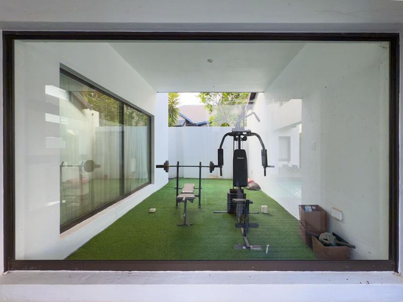 Grand Private Cul-de-Sac Residence with Exceptional Dual-Living Potential - Photo 9