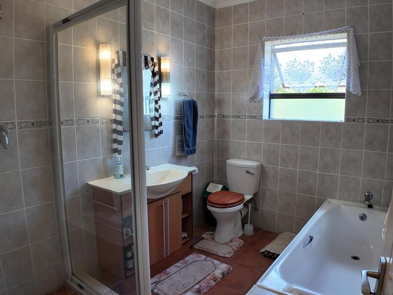 Charming Family Home  in Dwarswegstrand, Garden Route - Photo 9