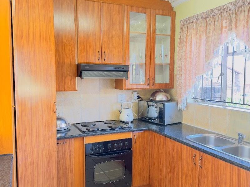 3 Bedroom Townhouse for Sale in Vorna Valley - Photo 2