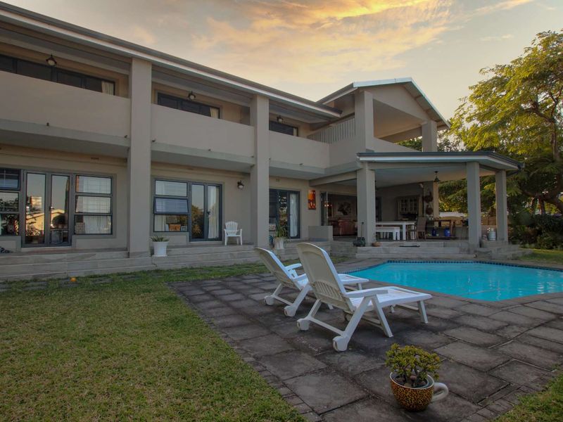 Superbly located, contemporary masterpiece with huge income generating potential and sea views! - Photo 3