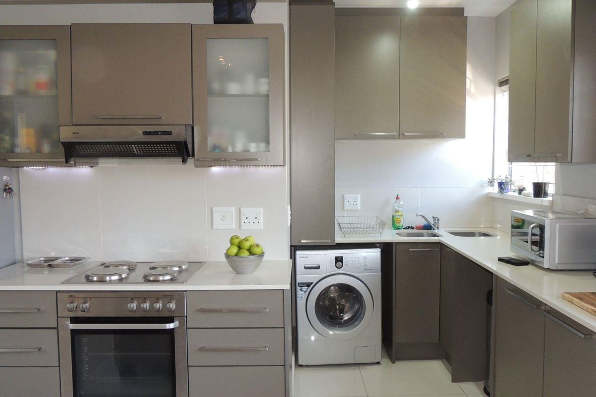 Green Point Ground‐Floor 1‐Bedroom  -  A Smart, Flexible Investment   R2 450 000 - Photo 3