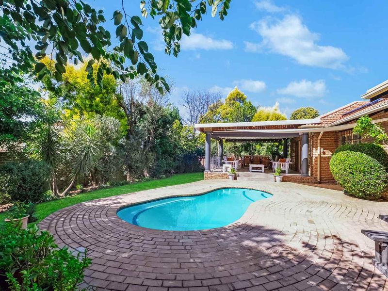 A SINGLE-STOREY FAMILY HOME IN A SECURE CUL-DE-SAC WITH A BEAUTIFUL GARDEN - JUST SOUNDS WONDERFUL - Photo 8