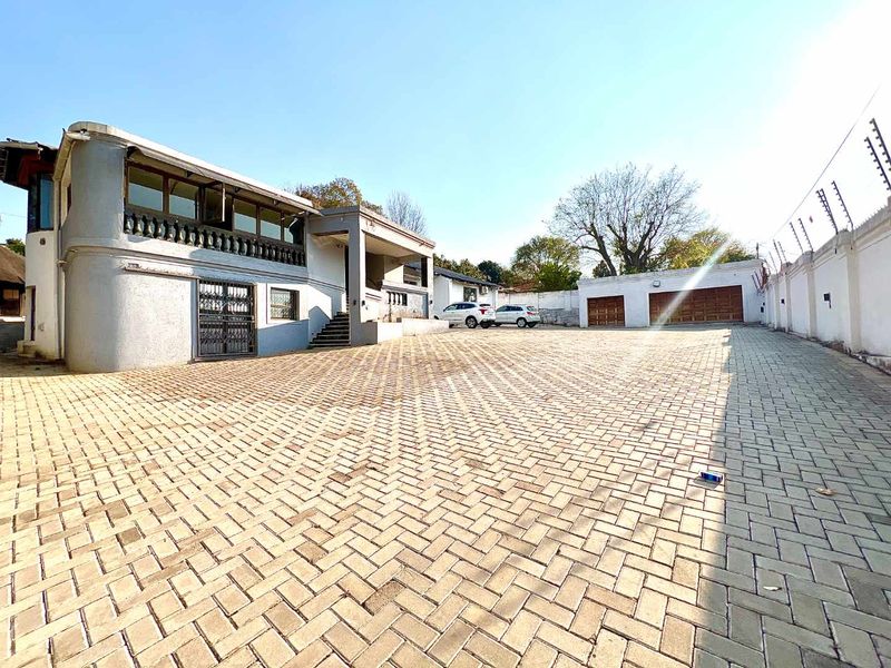 Spacious -5 Bedroom Home in Muckleneuck – Ideal for Family Living or Business - Photo 4