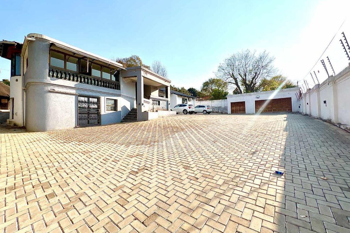 Spacious -5 Bedroom Home in Muckleneuck – Ideal for Family Living or Business - Photo 4