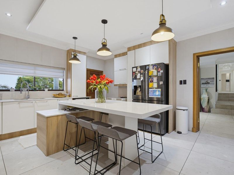 Luxury Family Home with Spectacular Panoramic Views in Glenvista - Photo 9