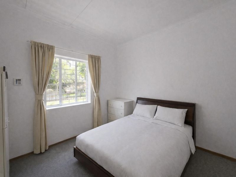 Three-Bedroom Corner Property Near Town - Photo 7