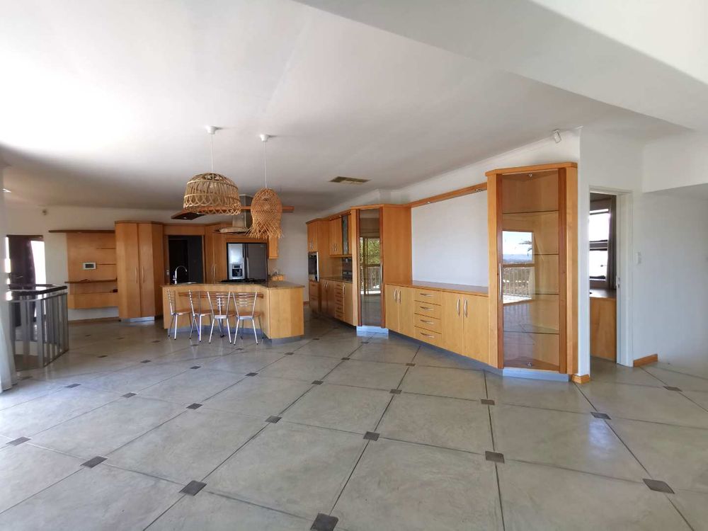 1ST FLOOR -  OPEN-PLAN KITCHEN WITH FAMILY/LIVING AREA 