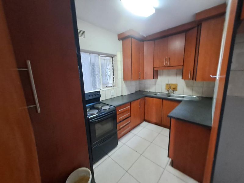 Spacious 5 Bedroom apartment is now ready for a new owner! - Photo 2