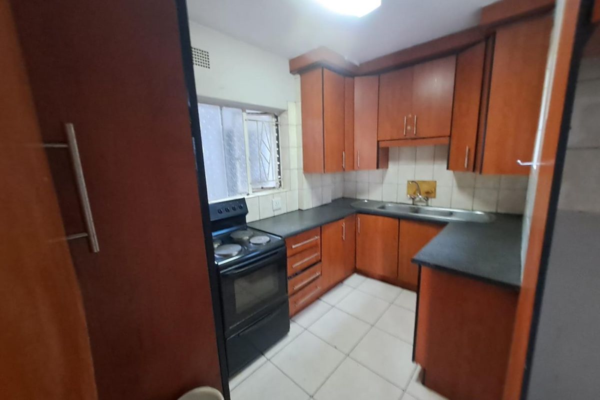 Spacious 5 Bedroom apartment is now ready for a new owner! - Photo 2