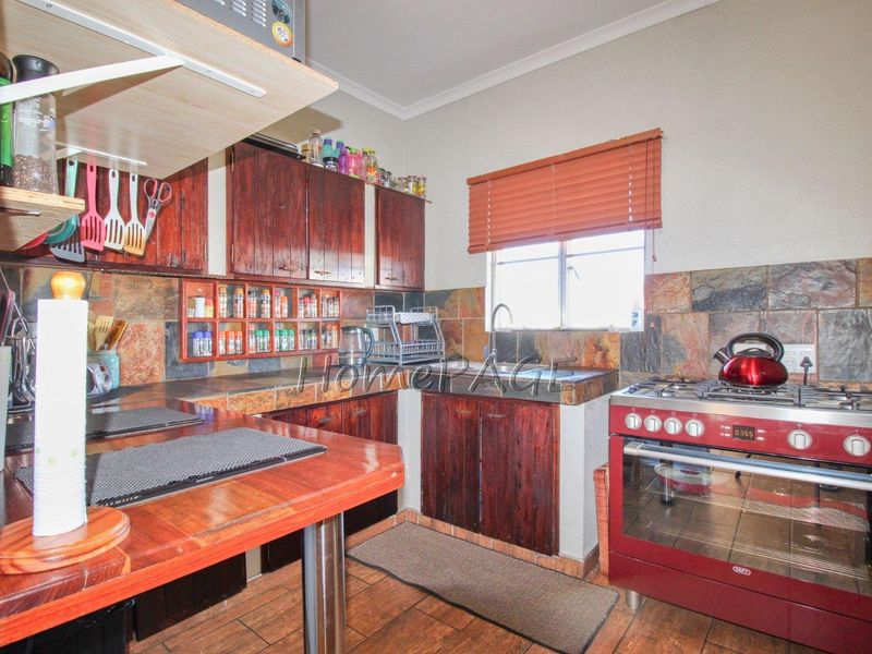 Otjiwarongo:  Immaculate 8 Bedroom Guesthouse for sale - Photo 9