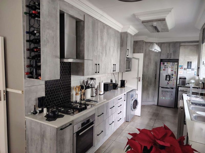 Beautiful Facebrick Family Home in Sought-After Pomona, Kempton Park - Photo 5