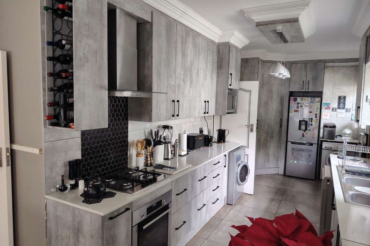 Beautiful Facebrick Family Home in Sought-After Pomona, Kempton Park - Photo 5