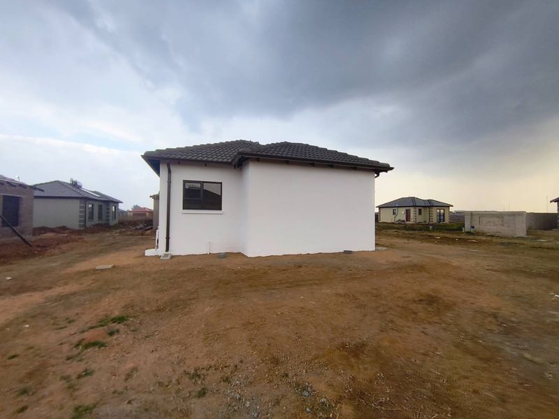 Elegant 3 Bedroom Tuscan Home for Sale in Windmill Park Secure Estate - Photo 5