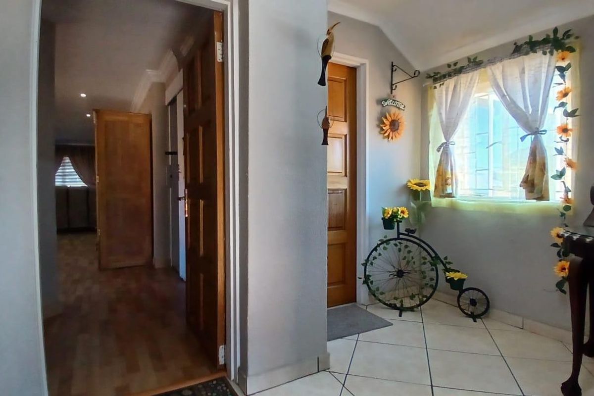 Spacious townhouse in a secure estate - Photo 4