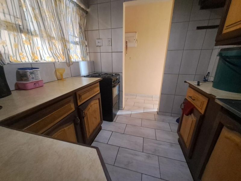 2 Bedroom Flat for sale - Photo 3