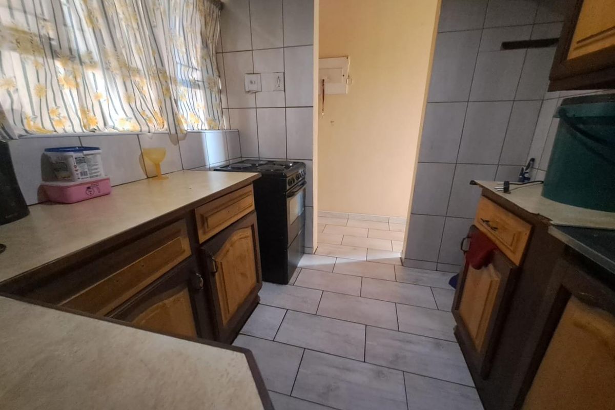 2 Bedroom Flat for sale - Photo 3