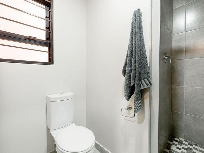 Charming Ground Floor 2-Bedroom Apartment - Photo 7