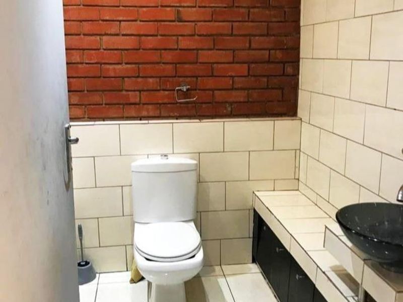 Bachelor apartment in Braamfontein, Johannesburg. - Photo 9