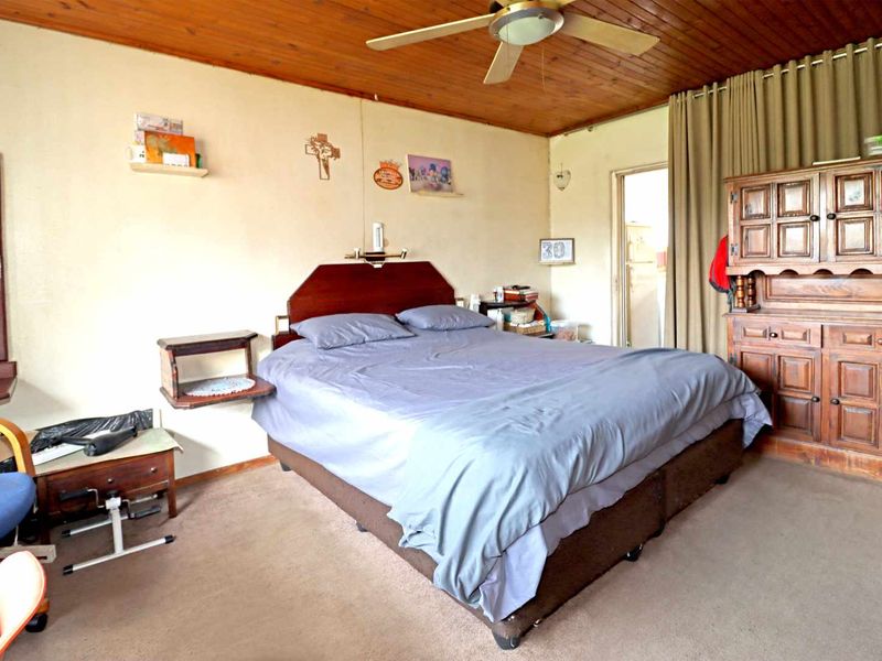 4-Bedroom Family Home with Dual Access, Pool & Double-Volume Workshop | Exclusive RNS - Photo 10