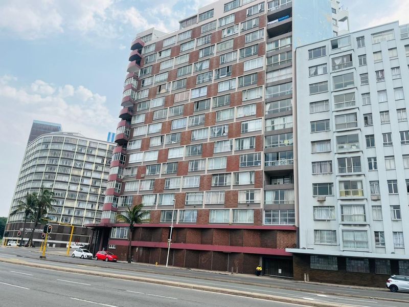 Stylish Bachelor Apartment with Stunning Harbour Views - Victoria Embankment, Durban - Photo 1