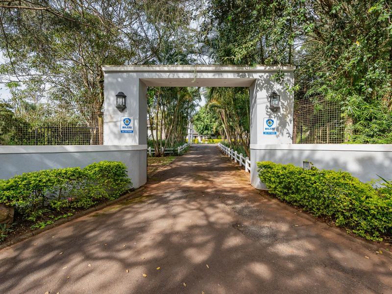 Private Estate – Three Unique Residences - Photo 2