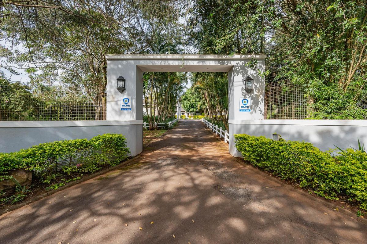 Private Estate – Three Unique Residences - Photo 2