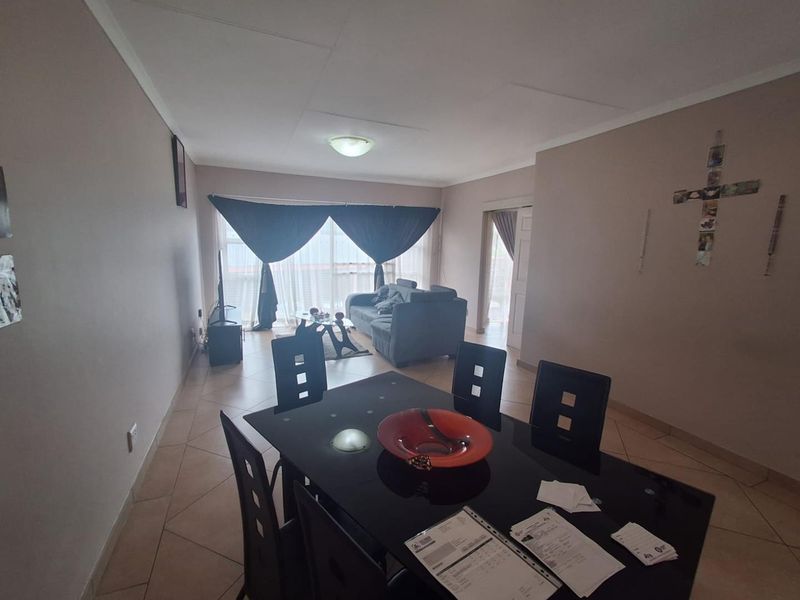 LOVELY UPSTAIRS UNIT IN BRACKENVELD VILLAS - Photo 2